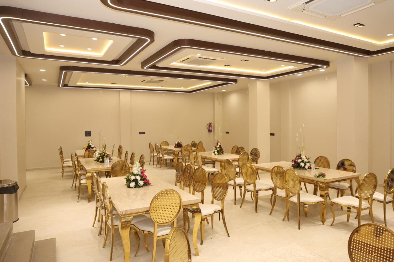 The Meera Hotel Ujjain Esterno foto