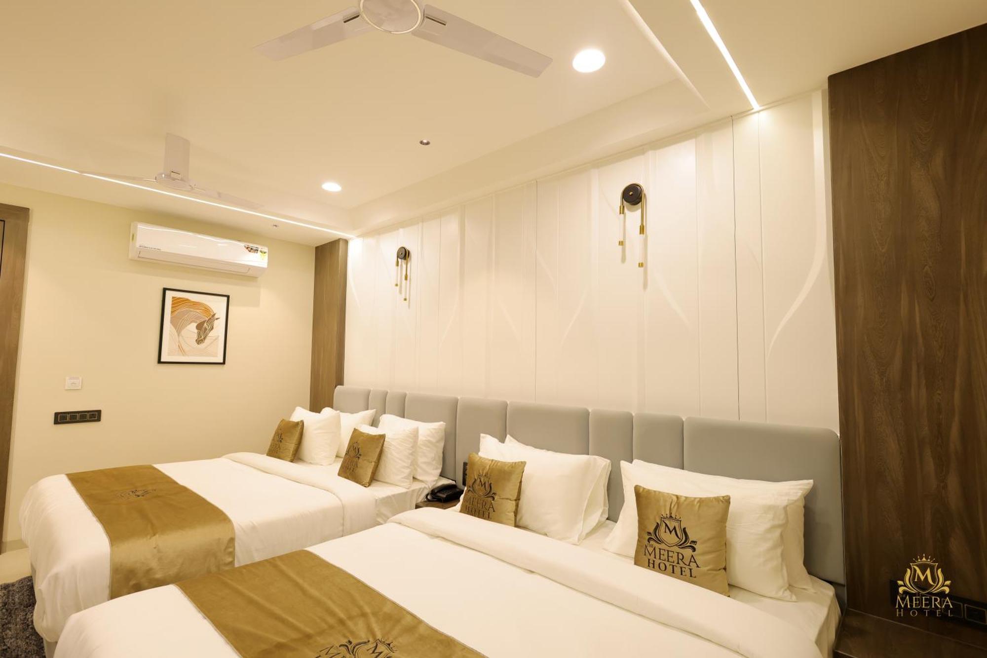 The Meera Hotel Ujjain Esterno foto