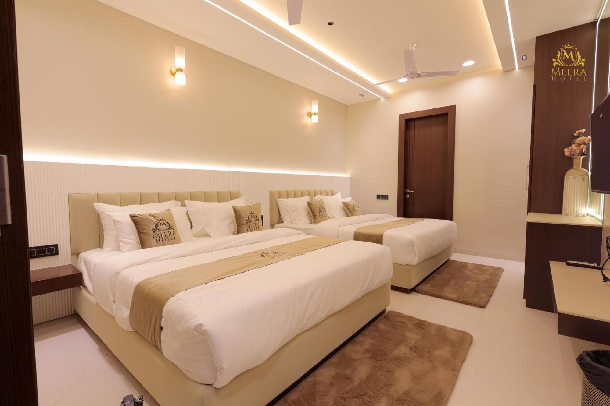 The Meera Hotel Ujjain Esterno foto