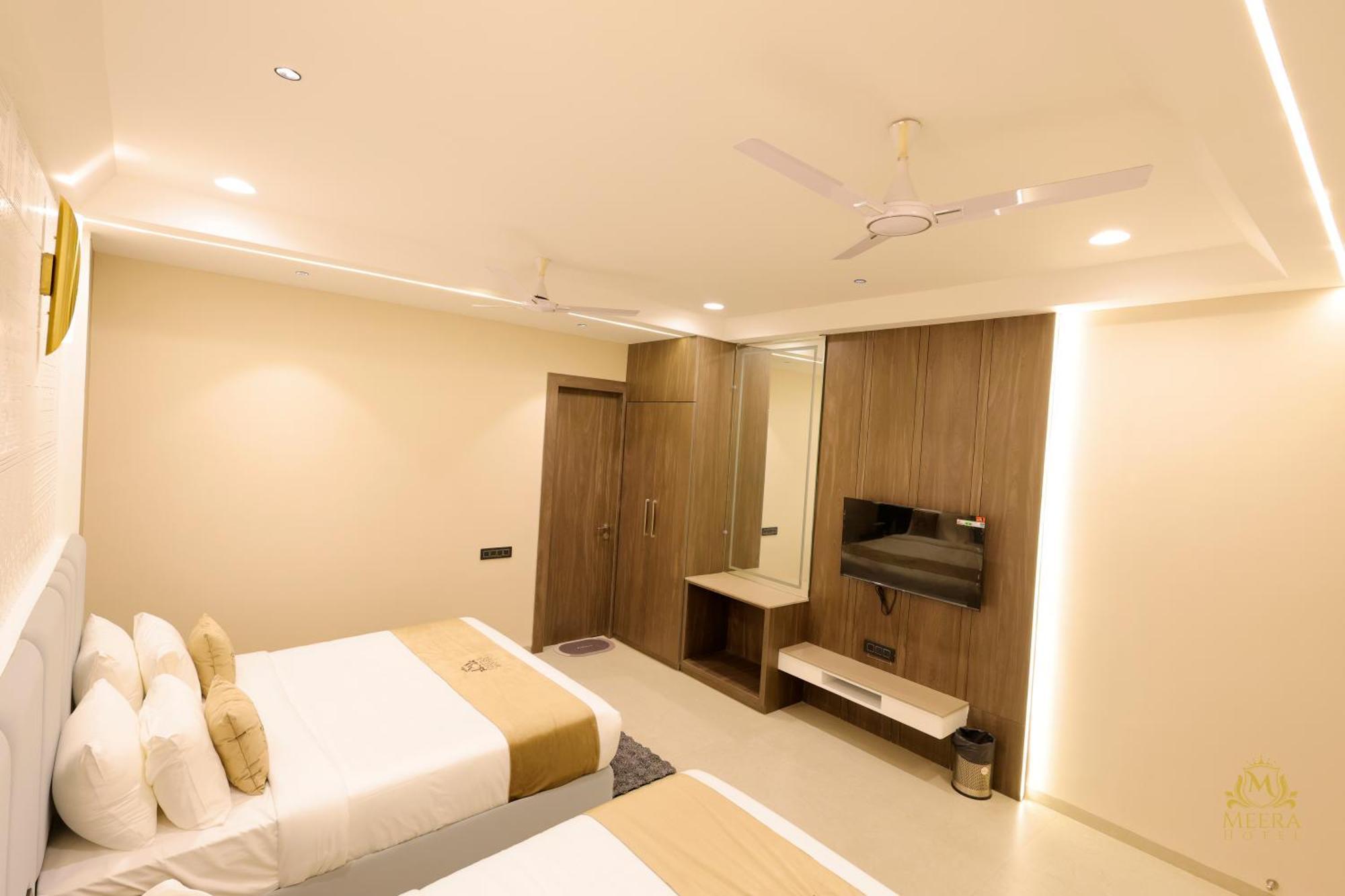 The Meera Hotel Ujjain Esterno foto