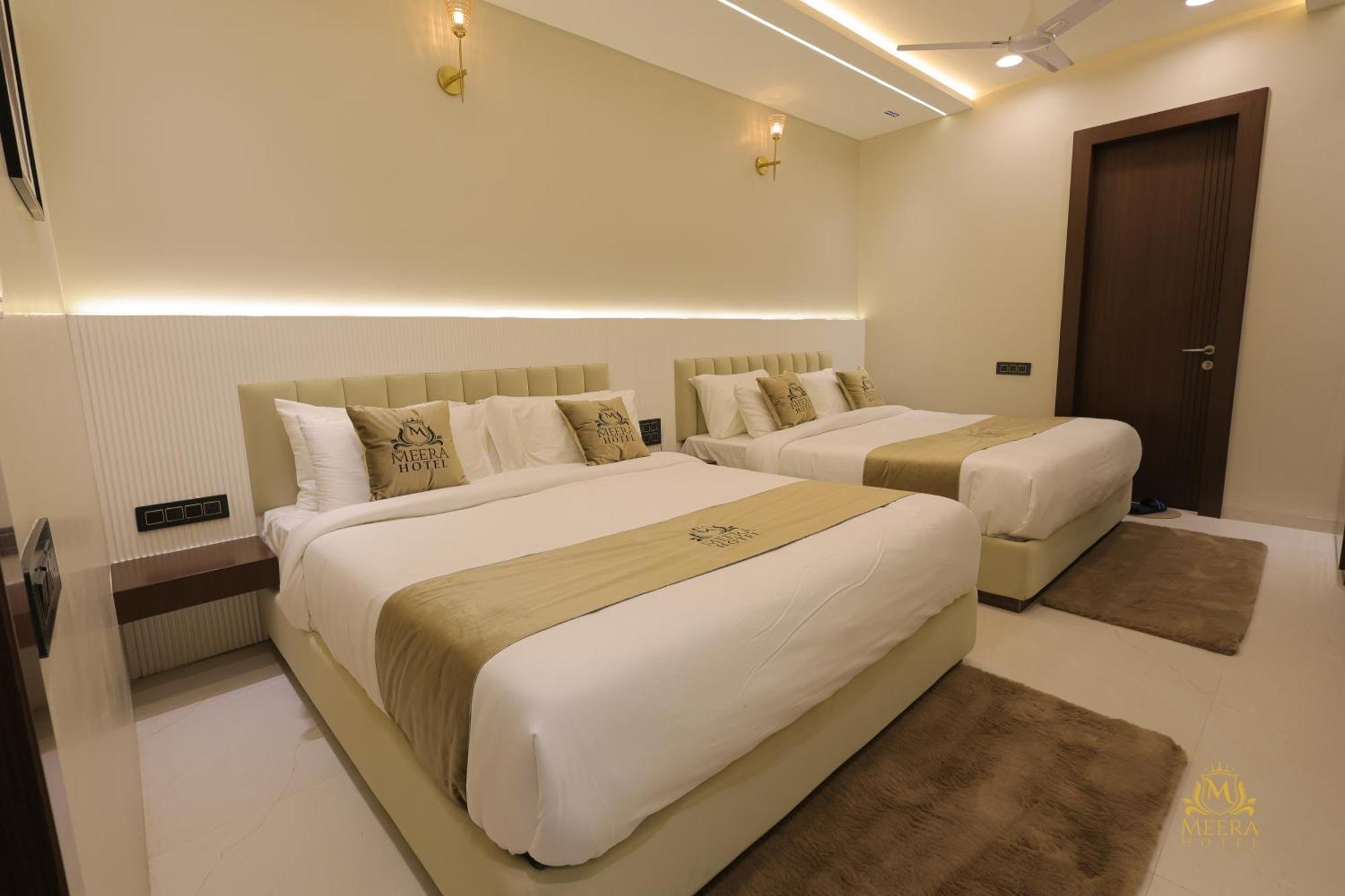 The Meera Hotel Ujjain Esterno foto