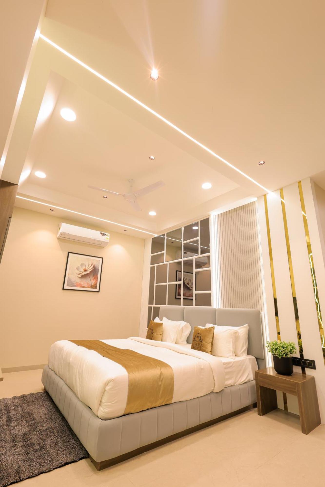 The Meera Hotel Ujjain Esterno foto