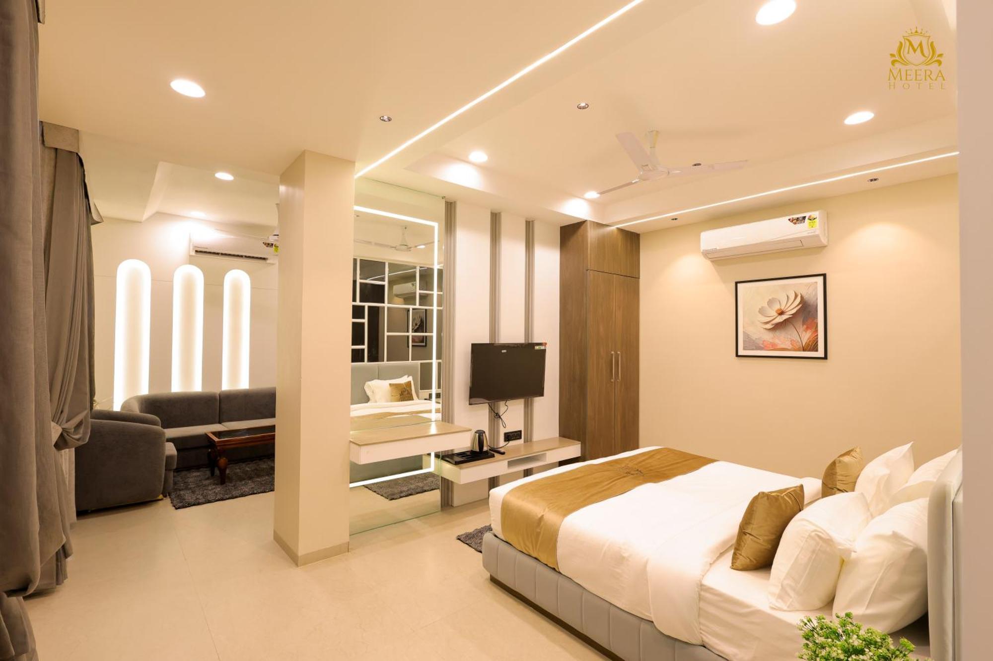 The Meera Hotel Ujjain Esterno foto