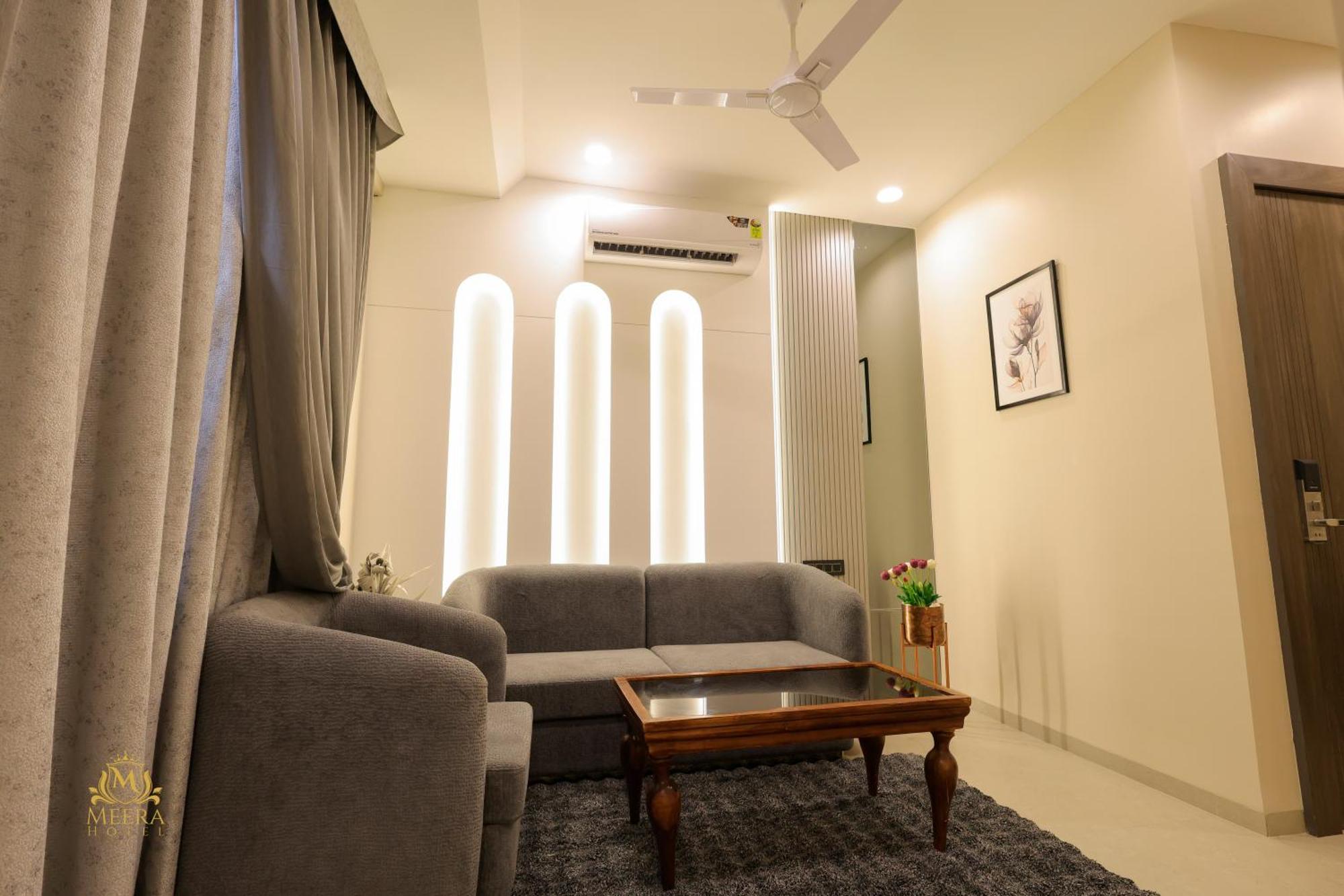 The Meera Hotel Ujjain Esterno foto