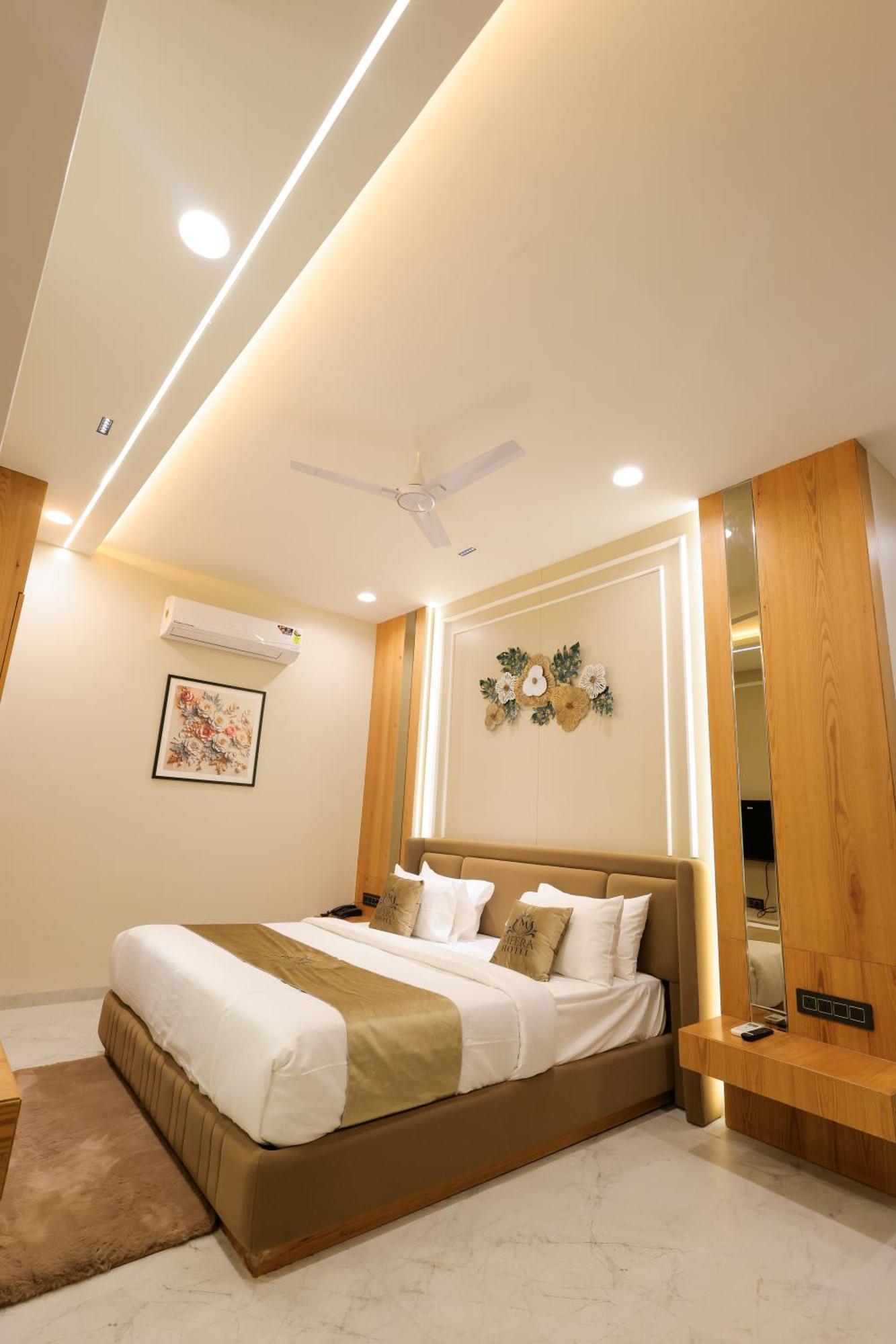 The Meera Hotel Ujjain Esterno foto