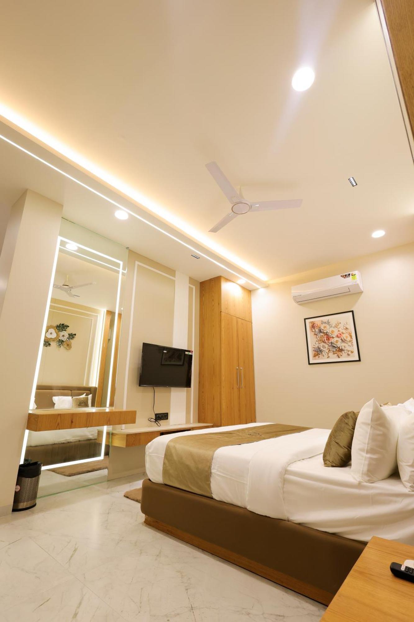 The Meera Hotel Ujjain Esterno foto