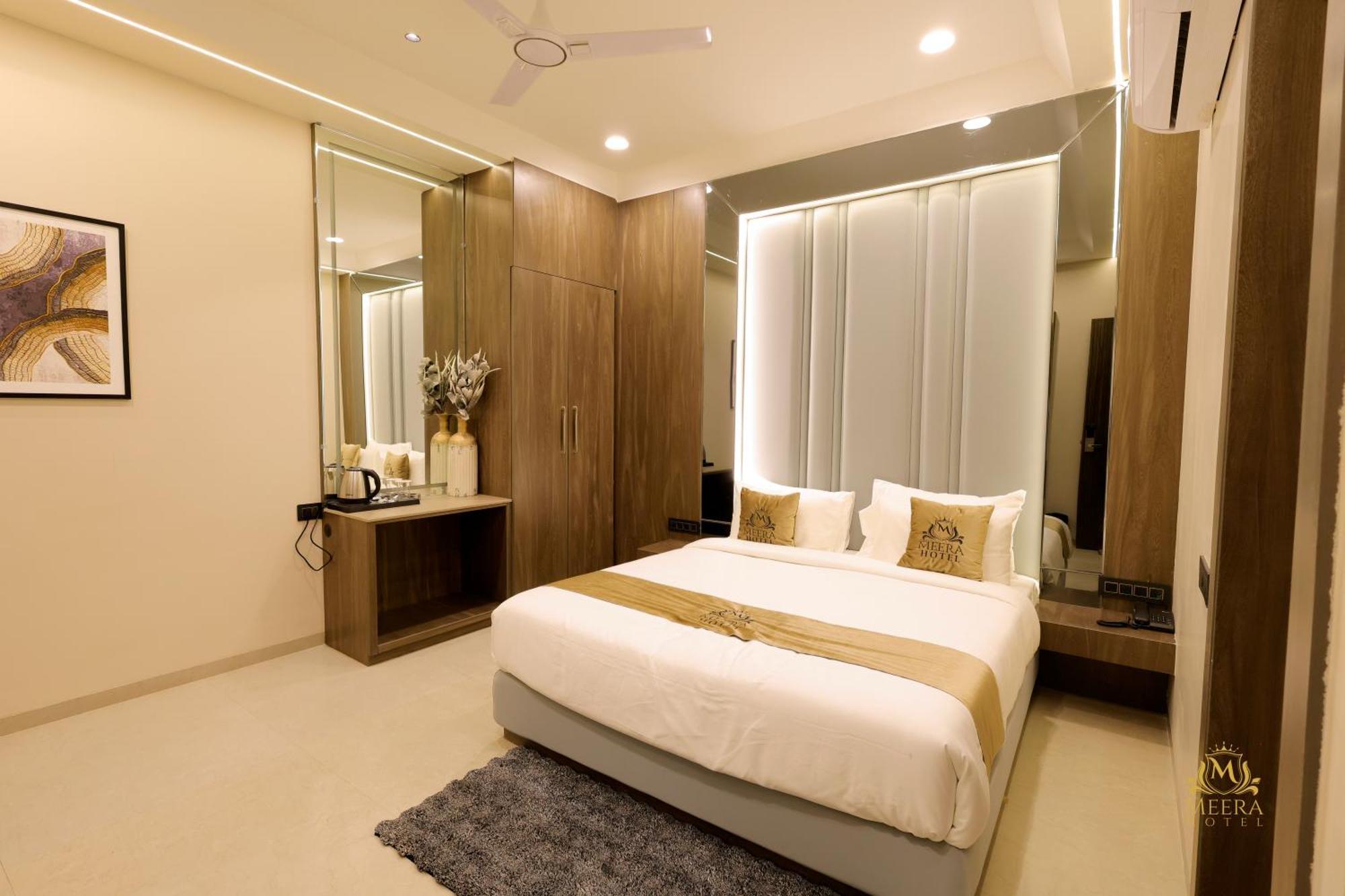 The Meera Hotel Ujjain Esterno foto