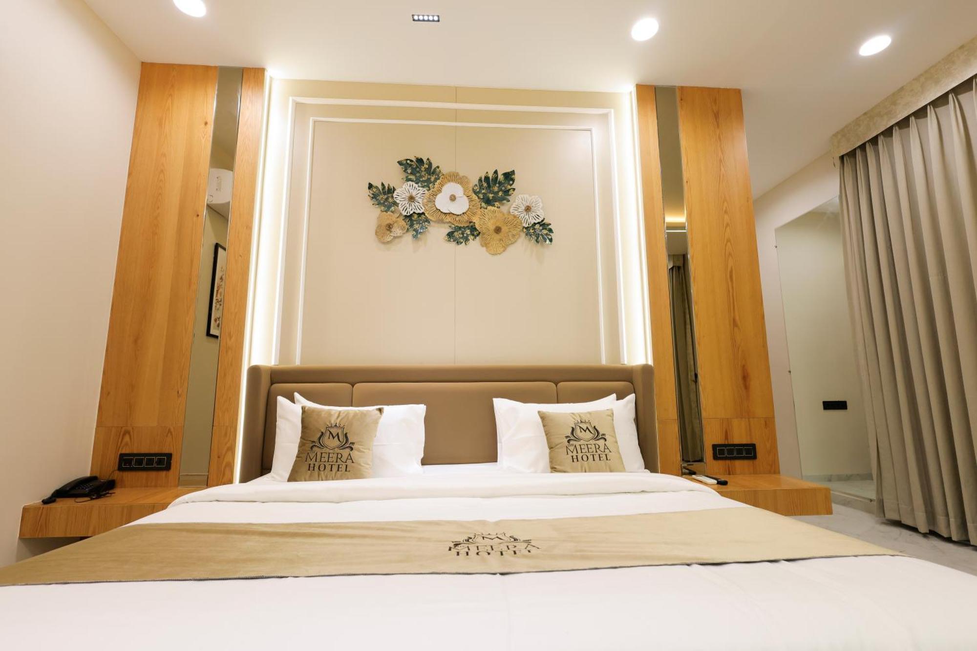 The Meera Hotel Ujjain Esterno foto