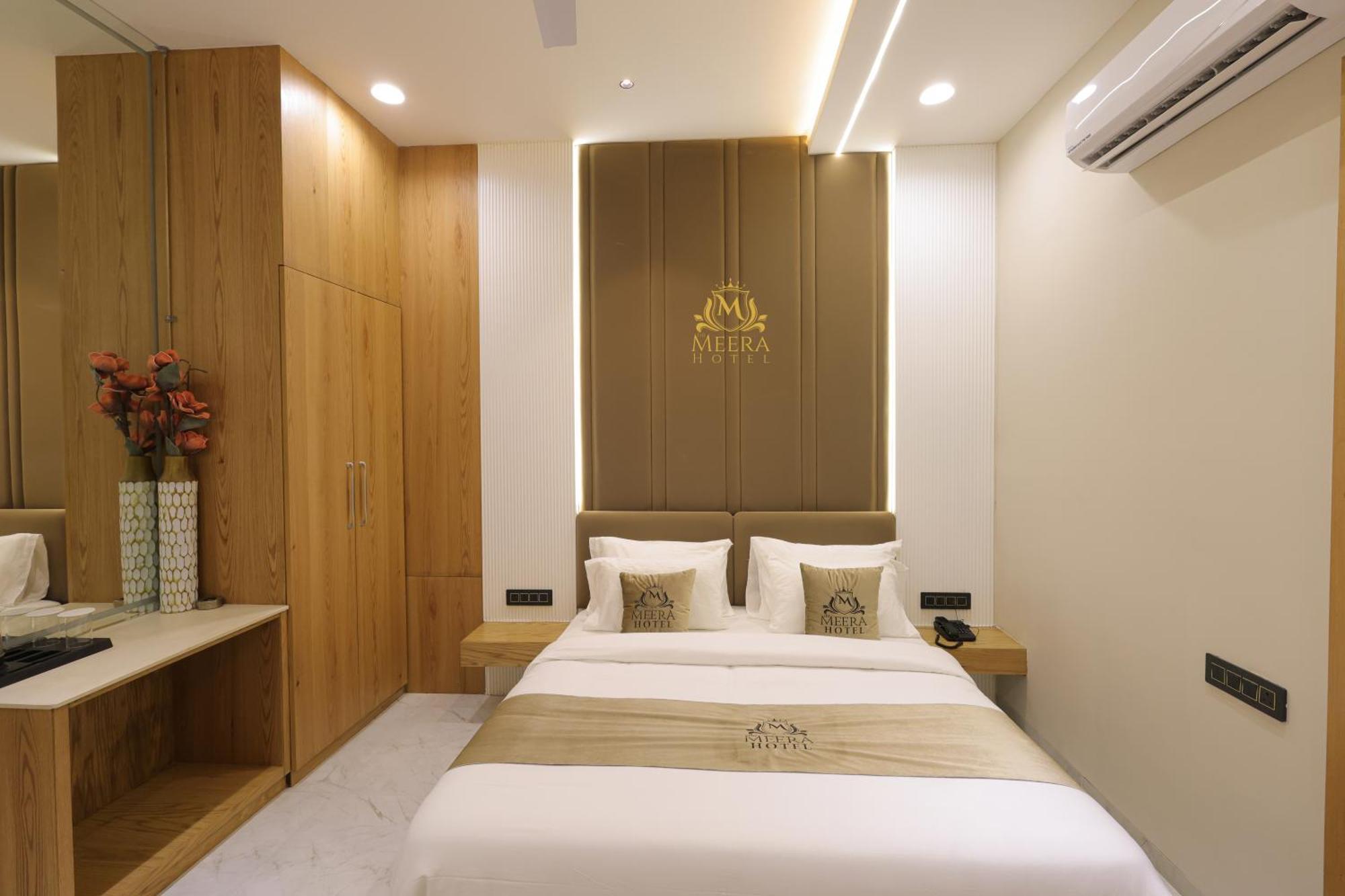The Meera Hotel Ujjain Esterno foto
