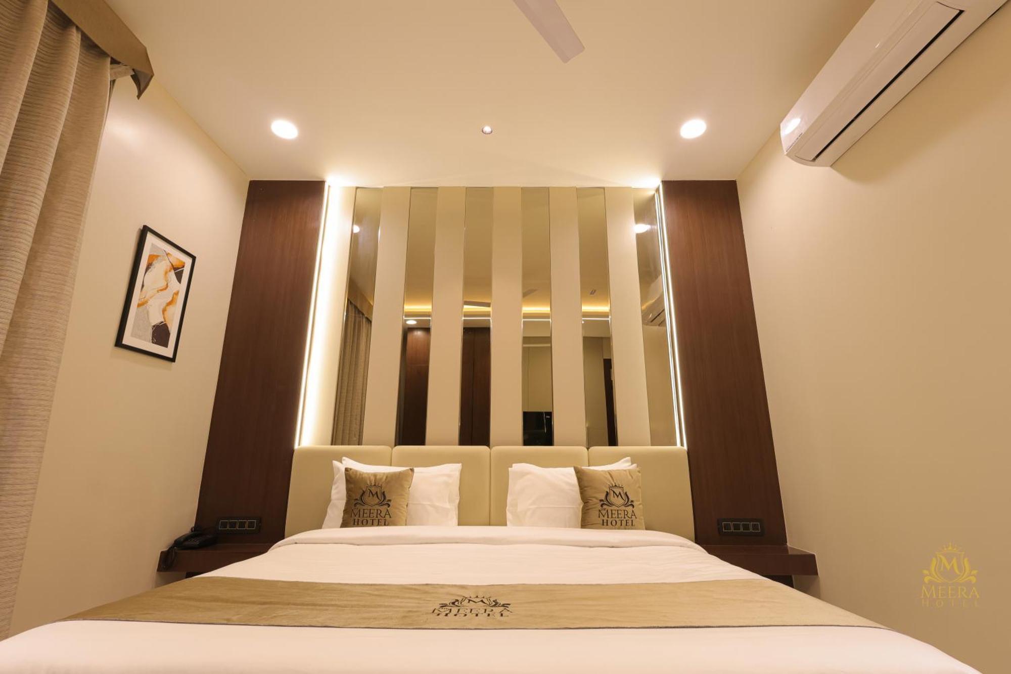 The Meera Hotel Ujjain Esterno foto