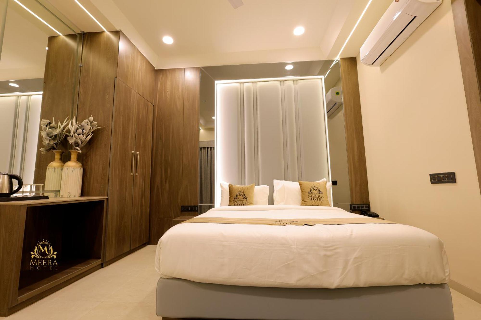 The Meera Hotel Ujjain Esterno foto