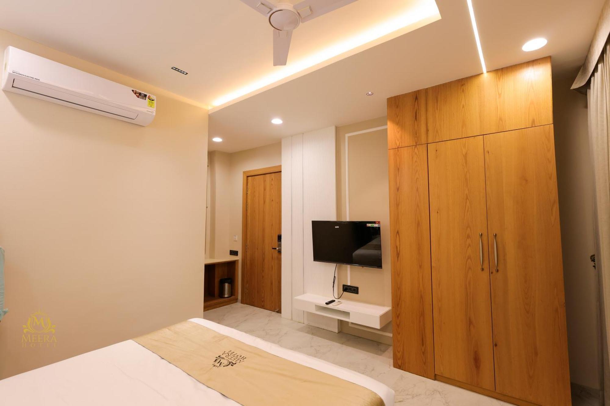 The Meera Hotel Ujjain Esterno foto