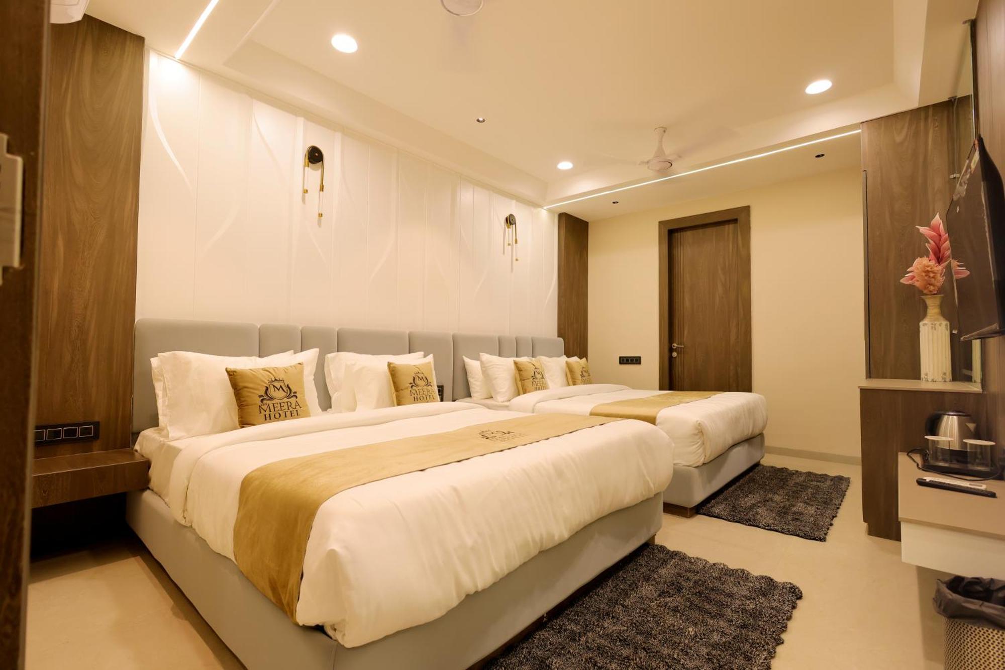 The Meera Hotel Ujjain Esterno foto