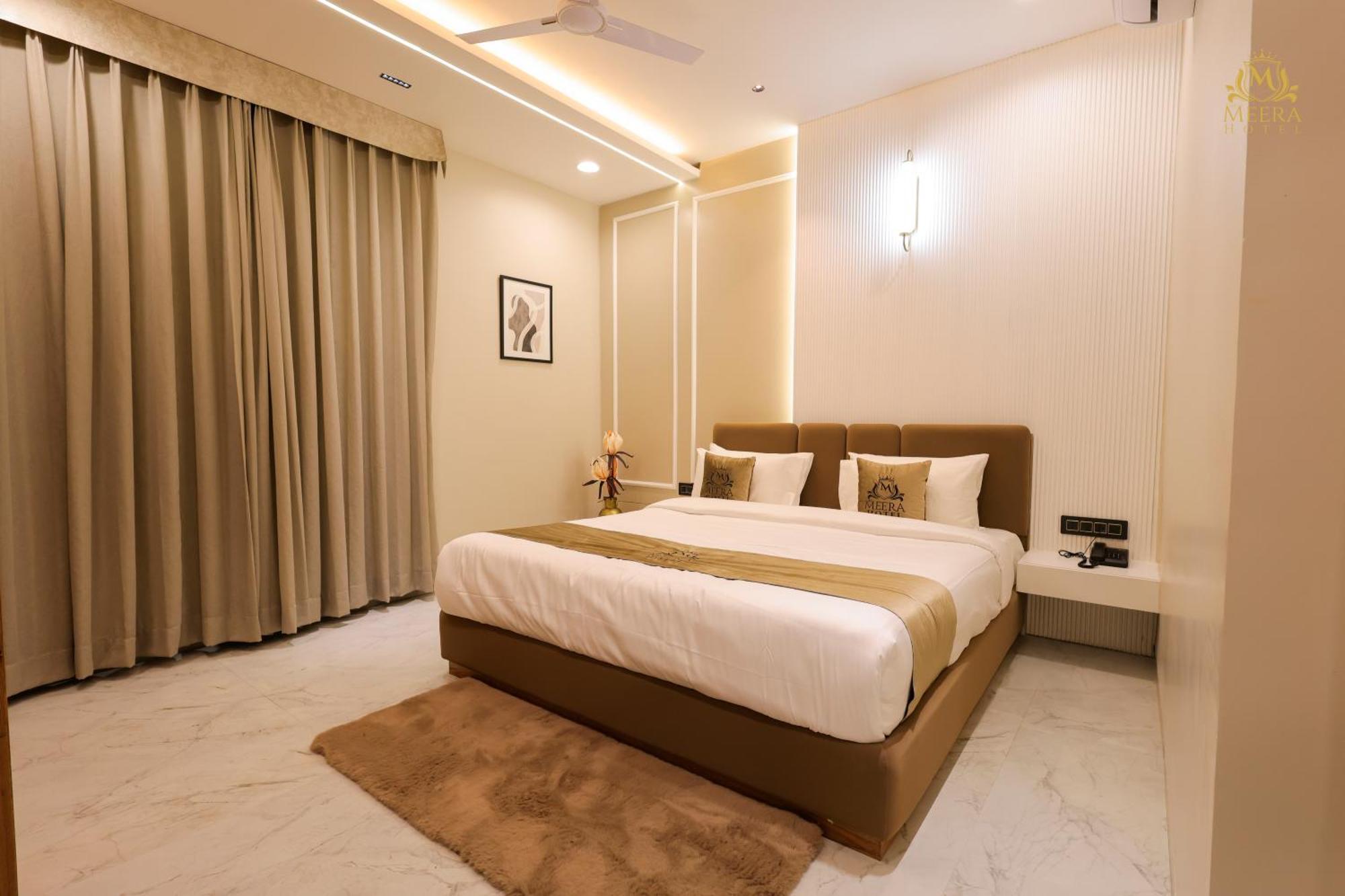 The Meera Hotel Ujjain Esterno foto